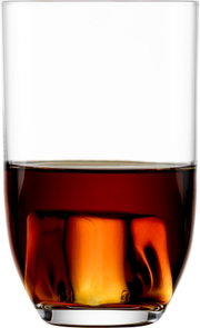 Frontale Nahaufnahme eines klaren Tumbler-Glases mit dunkelbraunem Getränk und großen Eiswürfeln, freigestellt auf weißem Hintergrund.