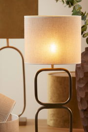 Moderner Lampenschirm aus Stoff in warmem Licht, seitliche Perspektive