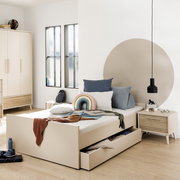 Modernes Bodenbett mit Bettkasten in einem hellen Schlafzimmer, seitliche Perspektive