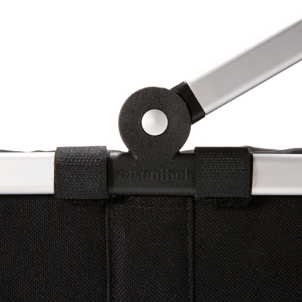 Nahaufnahme des schwarzen Carrybag xs mit Fokus auf den Griffmechanismus.