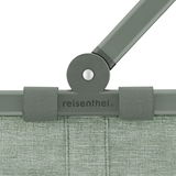 Nahaufnahme des grünen Rahmens eines Carrybag mit dem Logo 'reisenthel', Perspektive von vorne.