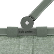 Nahaufnahme des grünen Rahmens eines Carrybag mit dem Logo 'reisenthel', Perspektive von vorne.