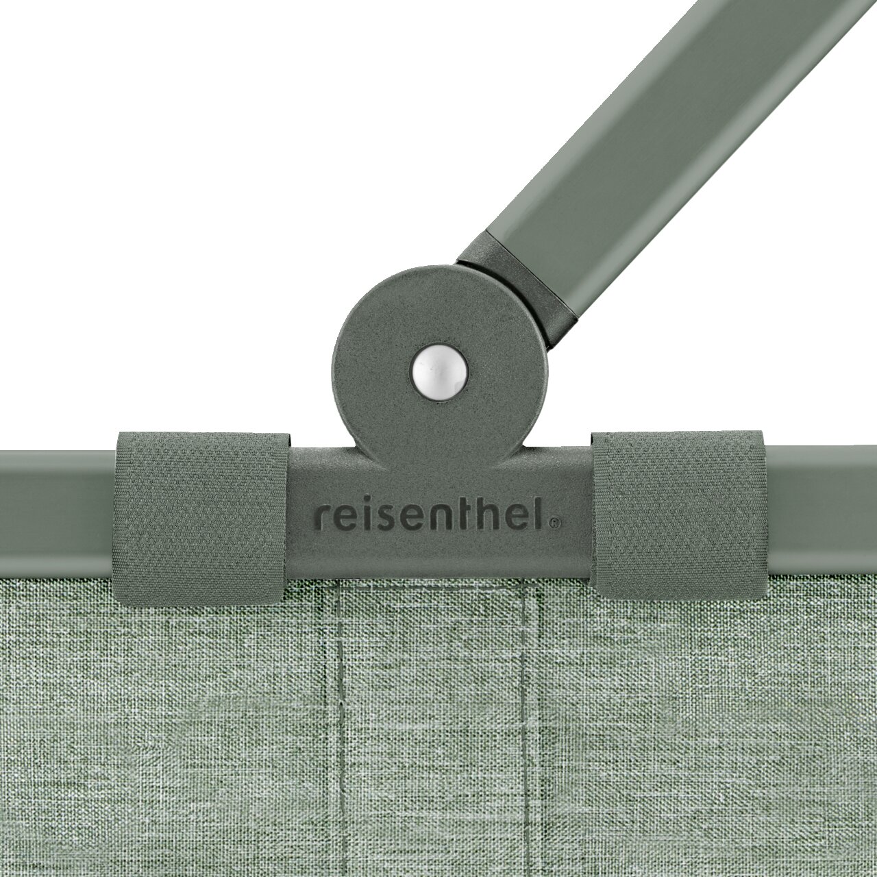 Close-up van het groene frame van een Carrybag met het logo 'reisenthel', gezien van voren.