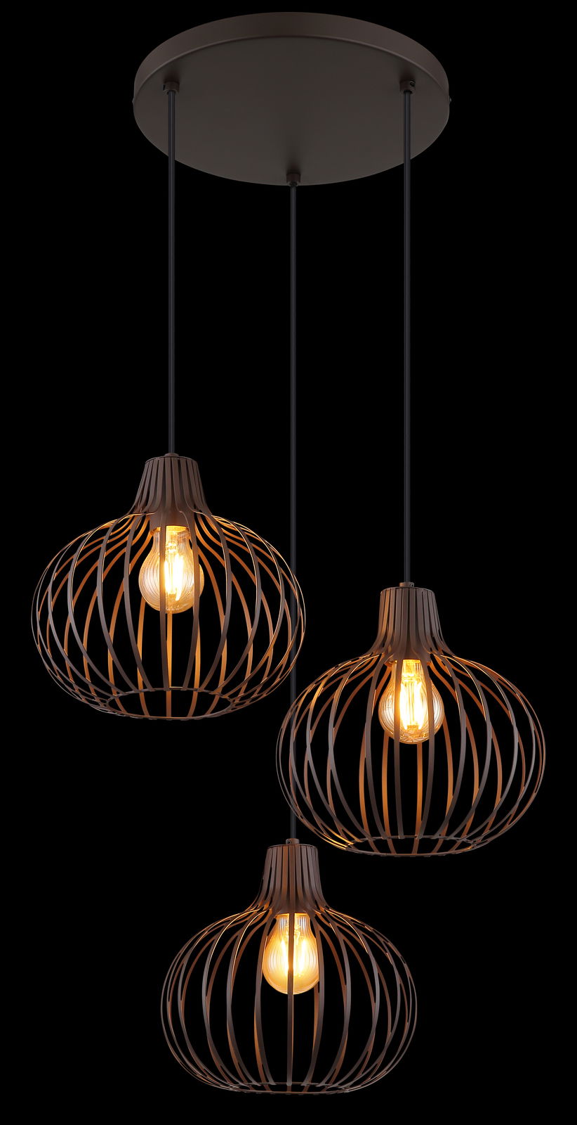 Moderne Hängeleuchte mit drei kugelförmigen, offenen Lampenschirmen aus Metall, die von der Decke hängen. Ansicht von unten.