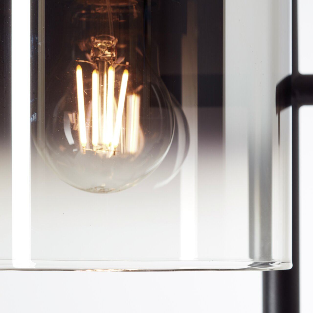 Close-up van een gloeilamp in een Simonis-staande lamp, gezien vanaf de zijkant.