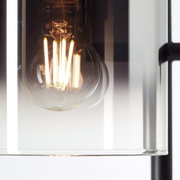 Close-up van een gloeilamp in een Simonis-staande lamp, gezien vanaf de zijkant.