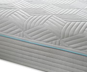 Nahaufnahme einer Gel-Taschenfederkernmatratze mit geometrischem Muster und blauer Ziernaht.