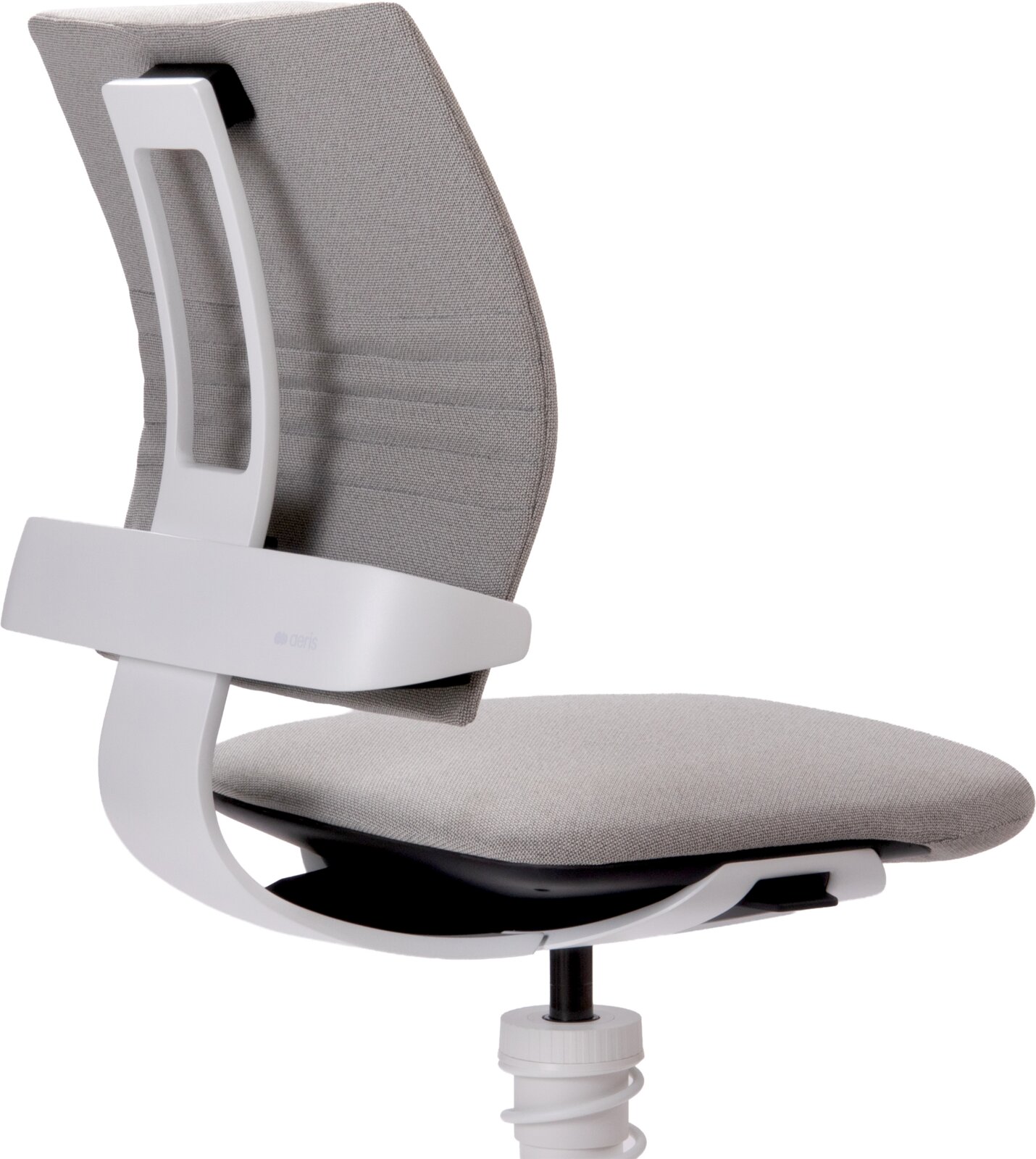 Lichtgrijze ergonomische bureaustoel met stoffen zitting en rugleuning, wit frame en verstelbare rugleuning, schuin zijaanzicht van achteren