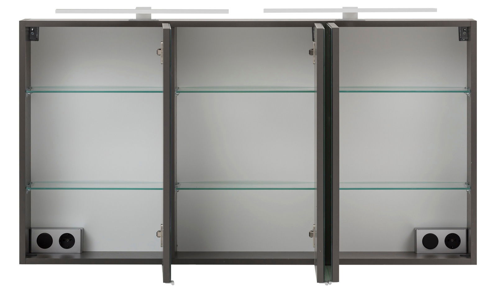 Offener Spiegelschrank mit drei Türen, Glasregalen und integrierten Steckdosen, Frontalansicht.