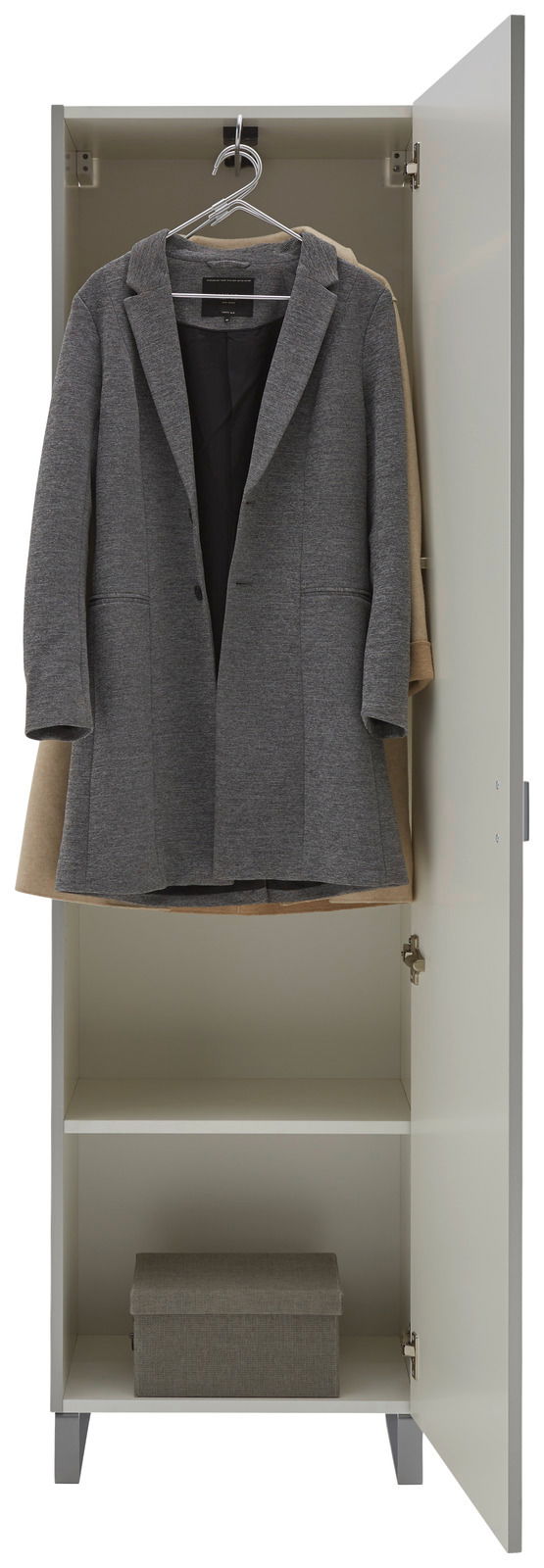 Garderobenschrank mit geöffneter Tür, zeigt einen grauen Mantel auf einem Kleiderbügel und eine Box auf dem unteren Regal, Frontalansicht.