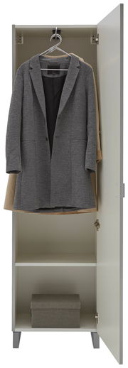 Garderobenschrank mit geöffneter Tür, zeigt einen grauen Mantel auf einem Kleiderbügel und eine Box auf dem unteren Regal, Frontalansicht.