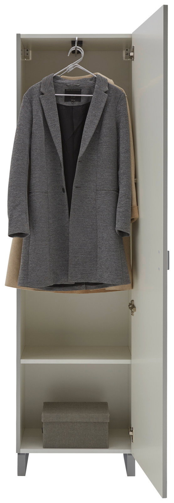 Garderobenschrank mit geöffneter Tür, zeigt einen grauen Mantel auf einem Kleiderbügel und eine Box auf dem unteren Regal, Frontalansicht.
