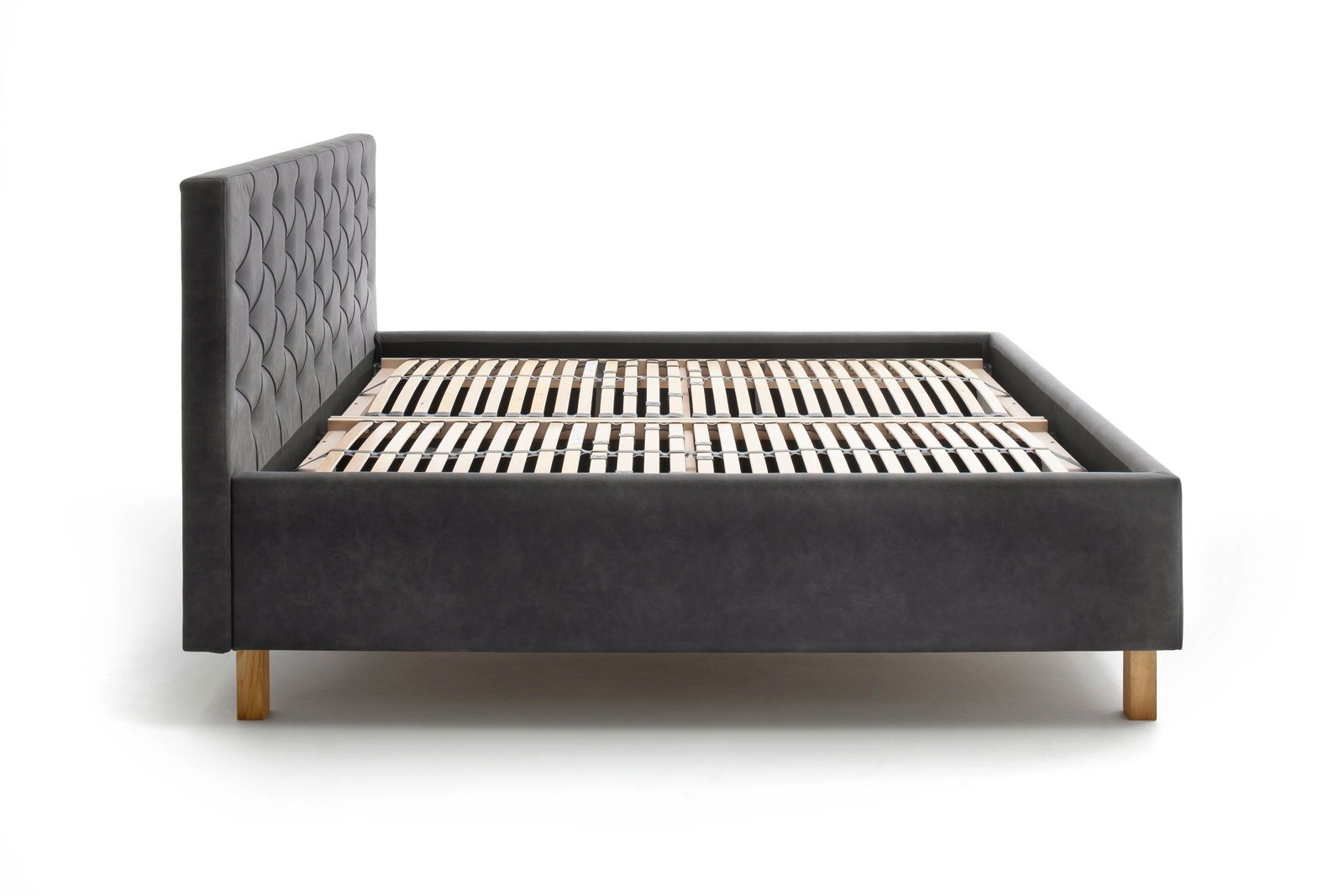Seitliche Ansicht eines modernen Polsterbetts mit dunklem Stoffbezug und Holzfüßen.