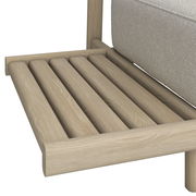 Nahaufnahme einer Loungeeckgarnitur mit Holzlatten und Polster, seitliche Perspektive