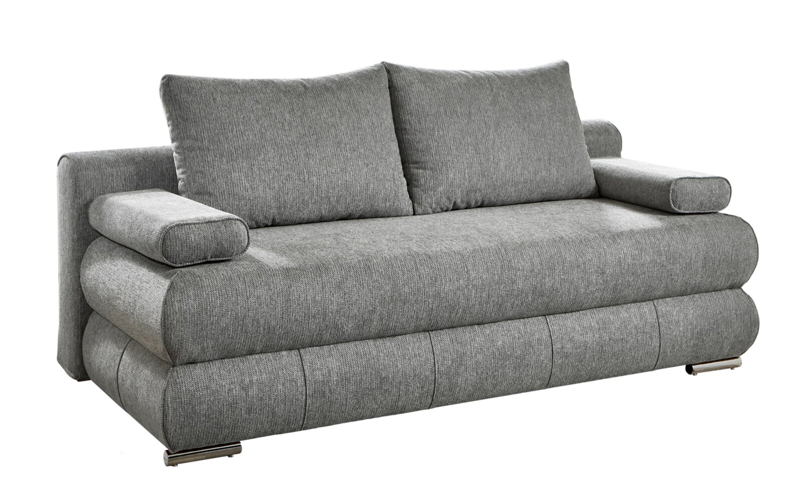 Graues Polstersofa mit zwei großen Rückenkissen und Armlehnenpolstern, freigestellt auf weißem Hintergrund, Ansicht schräg von vorne