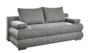 Graues Polstersofa mit zwei großen Rückenkissen und Armlehnenpolstern, freigestellt auf weißem Hintergrund, Ansicht schräg von vorne