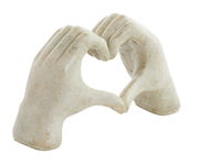 Zwei Hände aus Keramik formen ein Herz, seitliche Perspektive