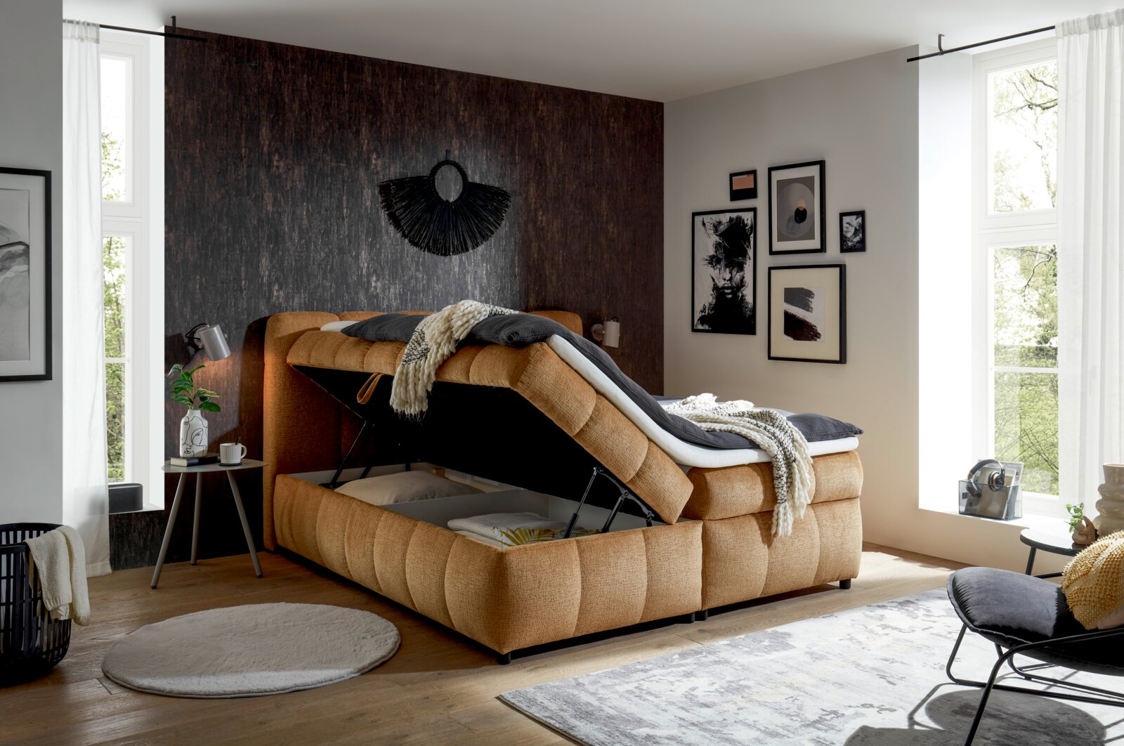 Boxbett mit Stauraumfunktion in einem modernen Schlafzimmer, seitliche Perspektive