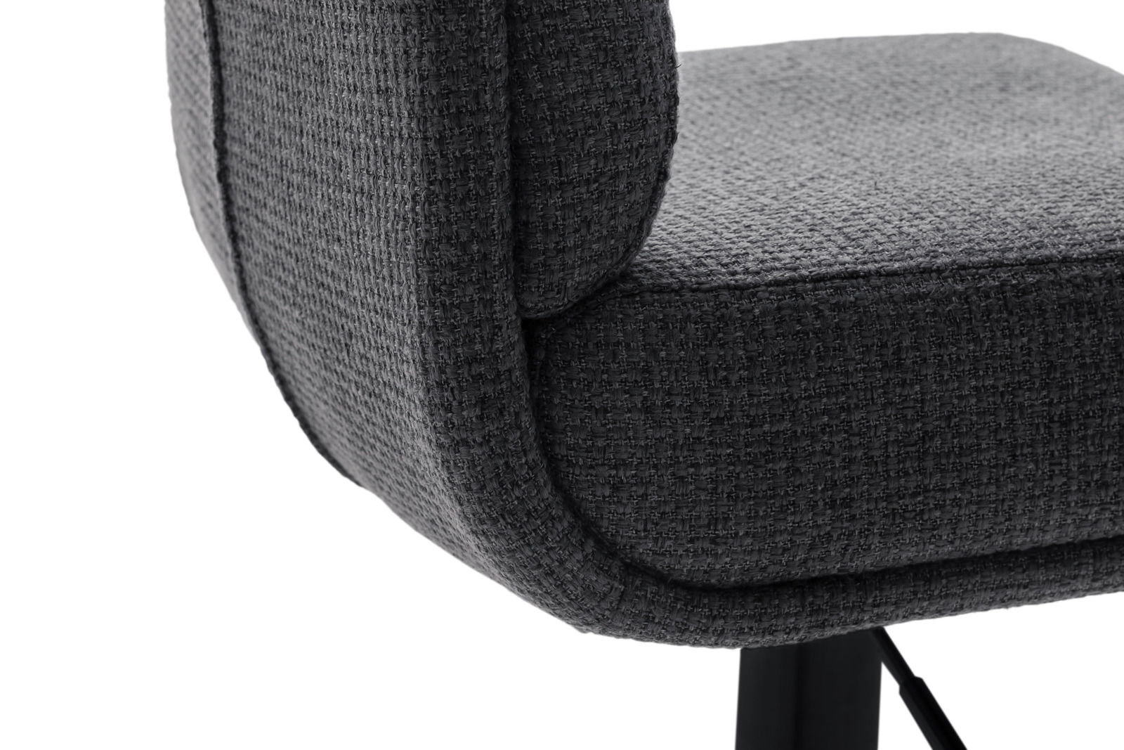 Nahaufnahme eines grauen Barstuhls mit texturierter Stoffpolsterung, seitliche Perspektive.