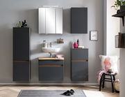 Moderne Badezimmermöbel in dunklem Grau mit Holzdetails, bestehend aus einem Unterschrank, einem Waschbeckenunterschrank und einem hohen Schrank, frontal betrachtet.