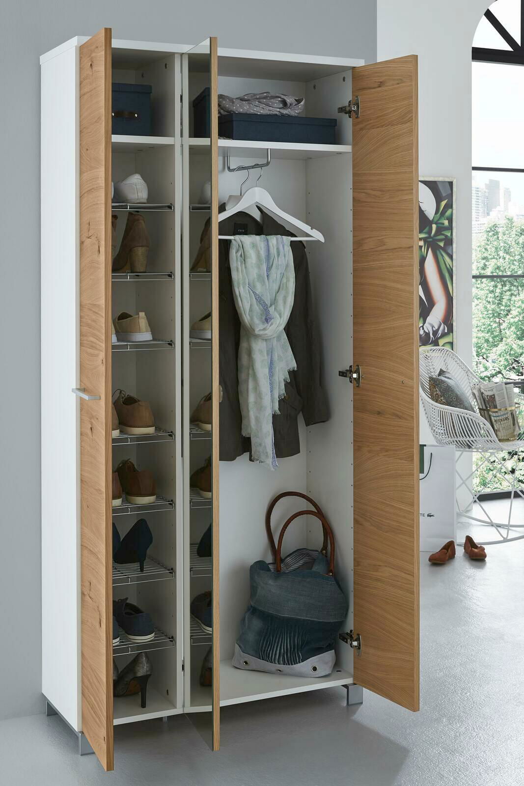 Offener XL-Dielenschrank mit Holztüren, Schuhregalen und Kleiderstange, seitliche Perspektive