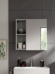 Moderner Spiegelschrank mit offenem Regal, gefüllt mit Pflegeprodukten, in einem stilvollen Badezimmer. Frontalansicht.