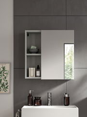 Moderner Spiegelschrank mit offenem Regal, gefüllt mit Pflegeprodukten, in einem stilvollen Badezimmer. Frontalansicht.