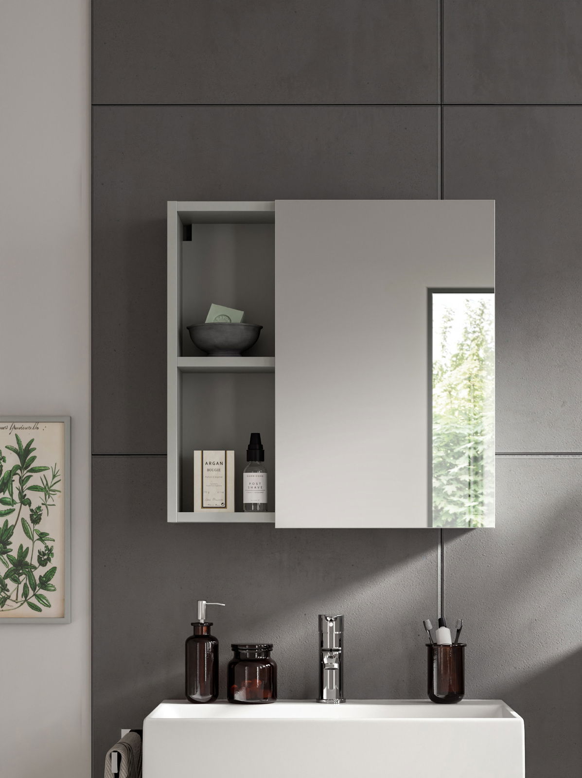 Moderner Spiegelschrank mit offenem Regal, gefüllt mit Pflegeprodukten, in einem stilvollen Badezimmer. Frontalansicht.