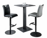 Zwei moderne Barhocker in Schwarz und Grau mit Rückenlehne, neben einem quadratischen Stehtisch, seitliche Perspektive.