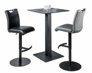 Zwei moderne Barhocker in Schwarz und Grau mit Rückenlehne, neben einem quadratischen Stehtisch, seitliche Perspektive.