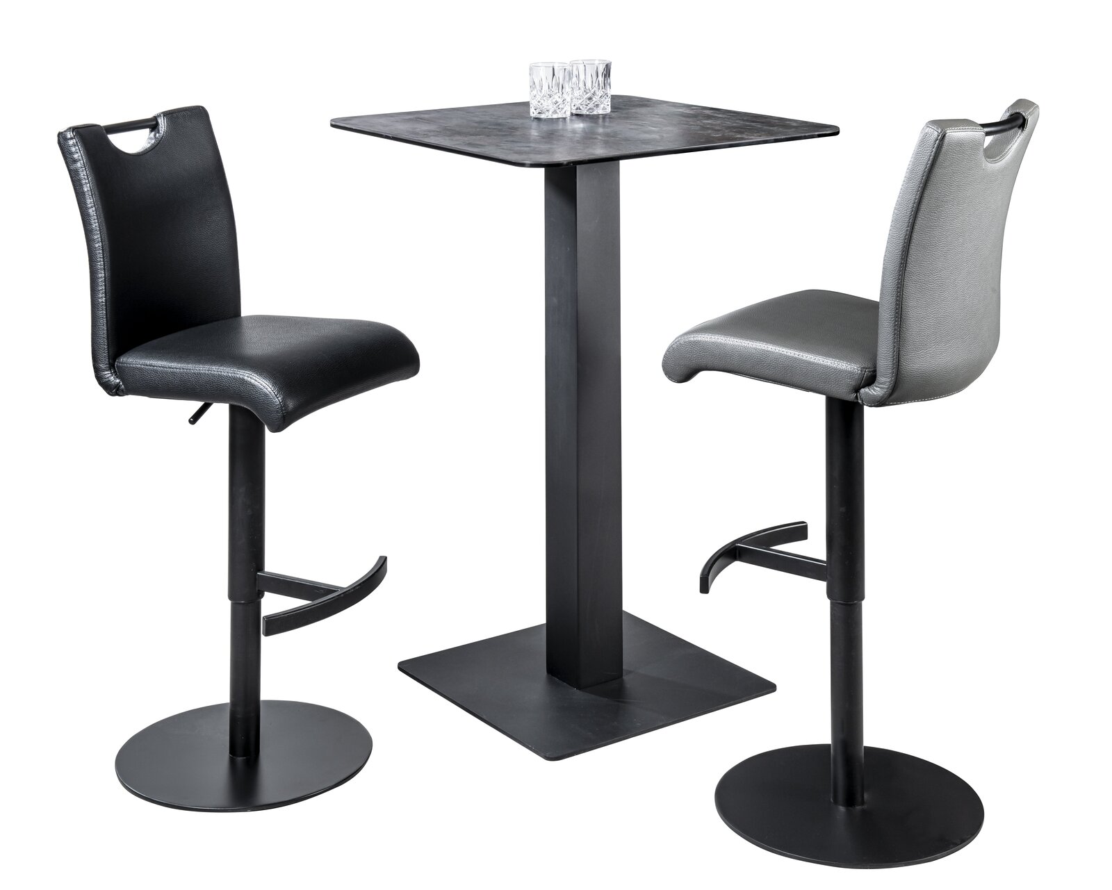 Zwei moderne Barhocker in Schwarz und Grau mit Rückenlehne, neben einem quadratischen Stehtisch, seitliche Perspektive.