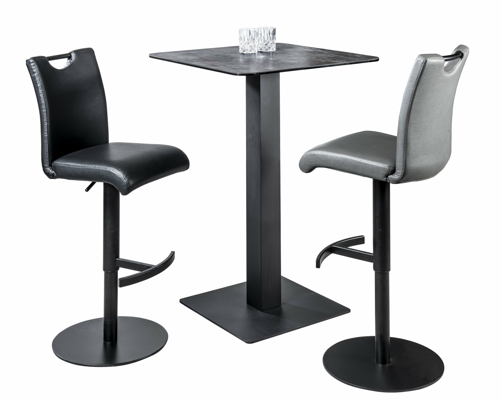 Zwei moderne Barhocker in Schwarz und Grau mit Rückenlehne, neben einem quadratischen Stehtisch, seitliche Perspektive.