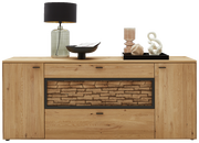 Frontale Ansicht eines modernen Sideboards aus Holz mit dekorativen Elementen und einer Lampe darauf.