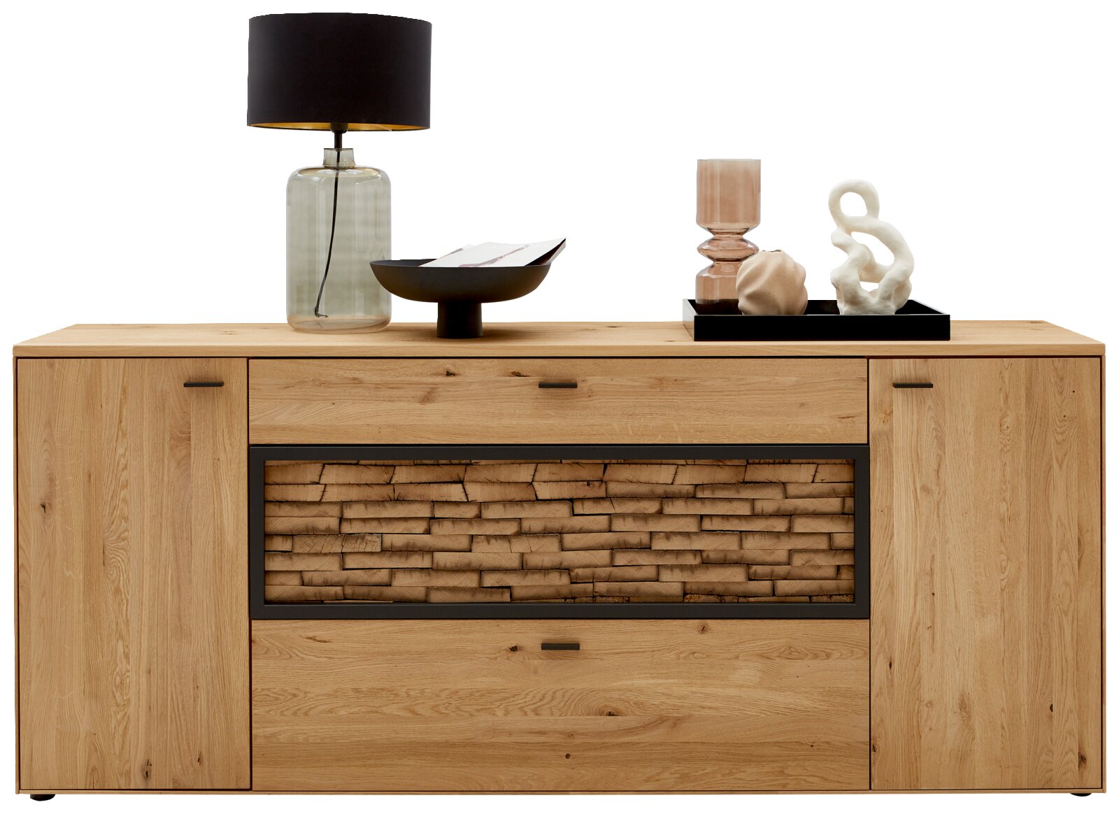 Vooraanzicht van een modern houten dressoir met decoratieve elementen en een lamp erop.