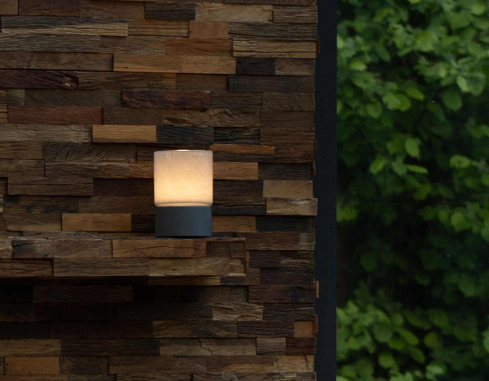 Fischer & Honsel Akku-Windlicht ARIVA PRO Akku-Windlicht auf einer rustikalen Holzoberfläche, seitliche Perspektive