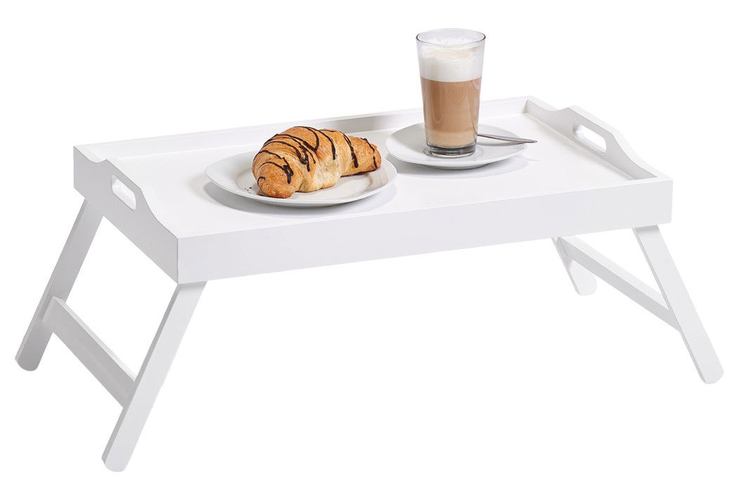 Weißes Betttablett mit Klappbeinen, darauf ein Croissant und ein Glas Latte Macchiato. Perspektive von schräg oben.