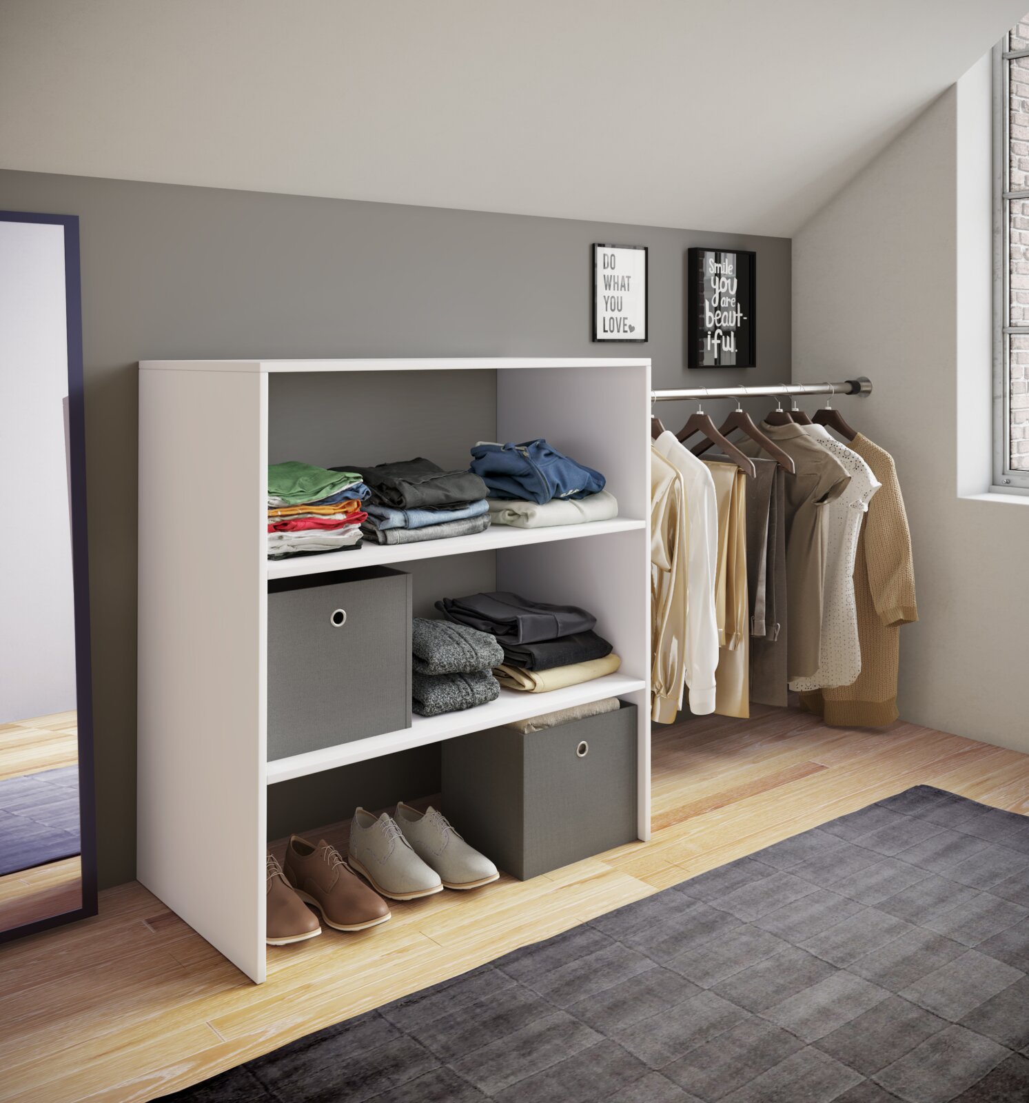 Weißes, offenes Kleiderregal mit mehreren Ablagen und Stoffboxen, gefüllt mit gefalteter Kleidung und Schuhen; seitliche Perspektive im Ankleidezimmer neben einer Kleiderstange mit aufgehängten Kleidungsstücken.