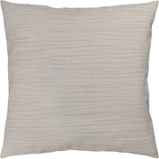 Quadratisches Dekokissen in hellem Beige mit dezent horizontaler Streifenstruktur, Frontansicht