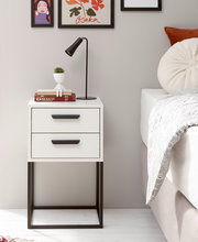 Moderne Nachtkommode mit zwei Schubladen, schwarzem Metallgestell und Dekoration, seitliche Perspektive