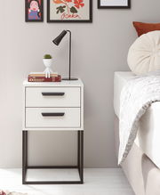 Moderne Nachtkommode mit zwei Schubladen, schwarzem Metallgestell und Dekoration, seitliche Perspektive