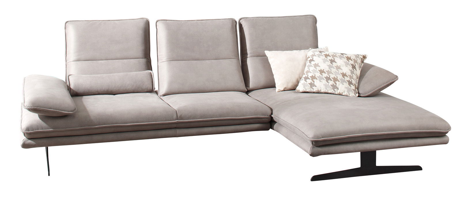 Graue Longchairkombination von W. Schillig, Modell 16777 BROADWAY, mit drei Rückenkissen und zwei dekorativen Kissen, seitliche Perspektive.