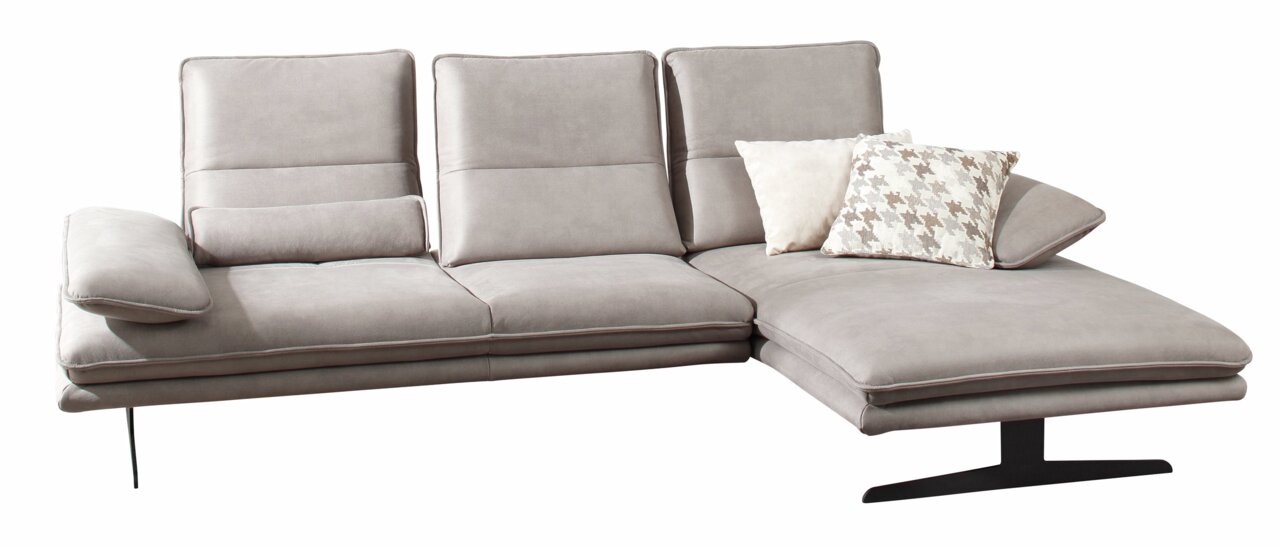 Graue Longchairkombination von W. Schillig, Modell 16777 BROADWAY, mit drei Rückenkissen und zwei dekorativen Kissen, seitliche Perspektive.