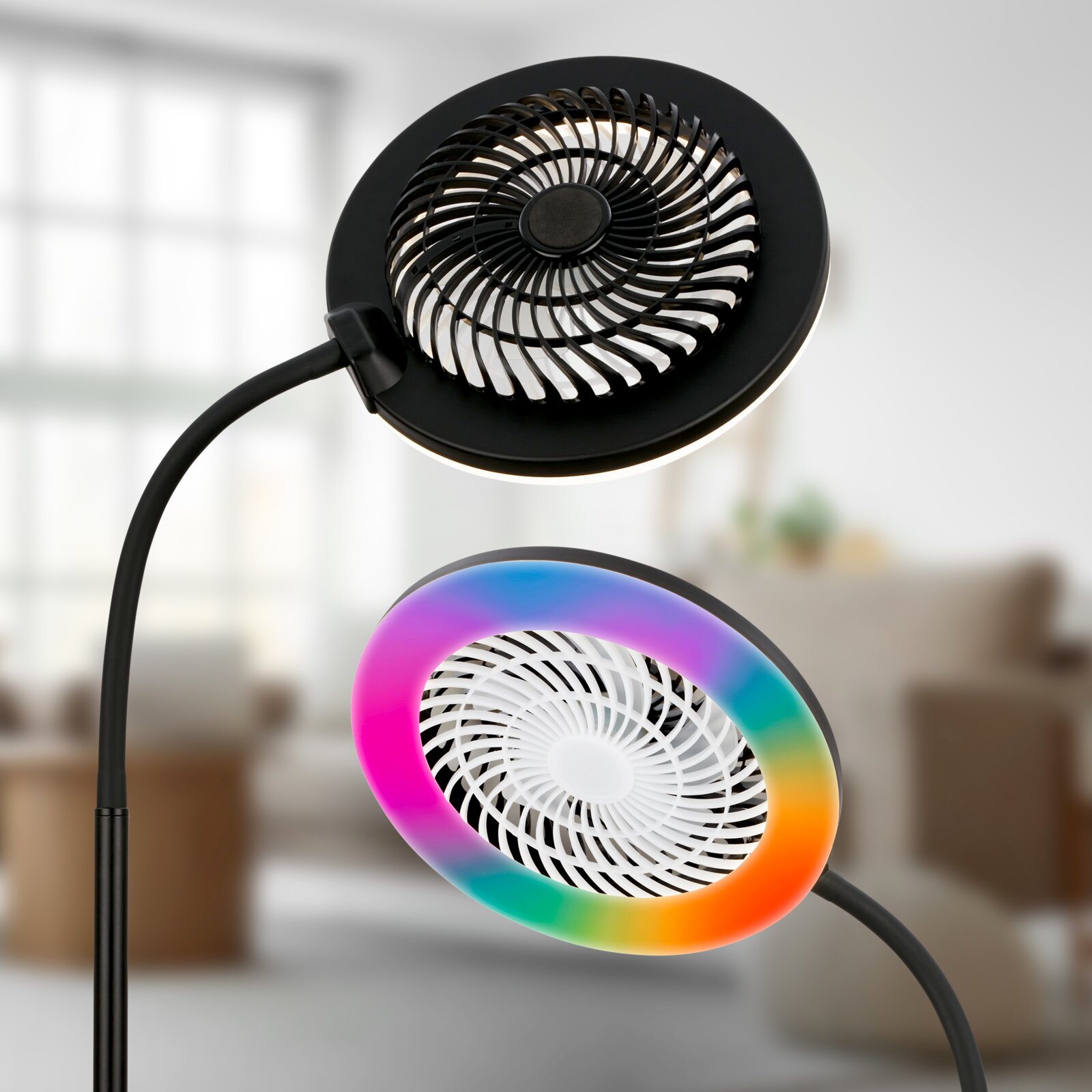 Schwarzer Ventilator-Lampenkopf mit Schutzgitter und darunter ein Ventilator mit farbigem RGB-LED-Ring an flexiblem Schwanenhals, schräg von vorn/oben im Wohnzimmer aufgenommen