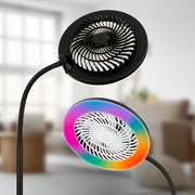Schwarzer Ventilator-Lampenkopf mit Schutzgitter und darunter ein Ventilator mit farbigem RGB-LED-Ring an flexiblem Schwanenhals, schräg von vorn/oben im Wohnzimmer aufgenommen