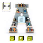 Frontalansicht eines grauen, A-förmigen BOARTI Wandregals für eine Musikbox mit mehreren Holzablagen, bestückt mit kleinen Spielfiguren und einer hellblauen Toniebox in der Mitte, auf weißem Hintergrund