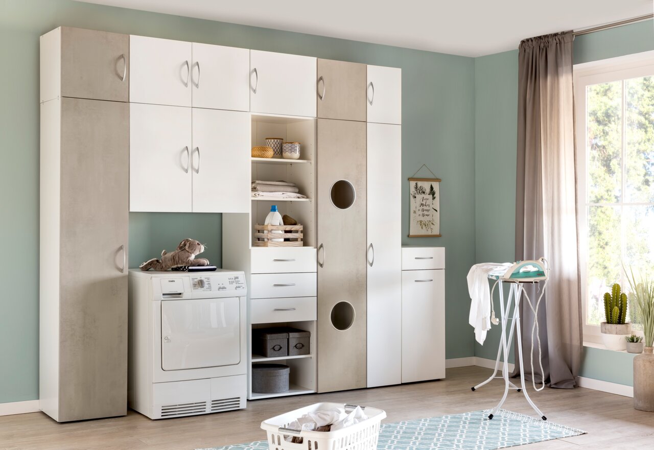 Mehrzweckschrank in einer modernen Waschküche mit Waschmaschine, Regalen und Schubladen, seitliche Perspektive.