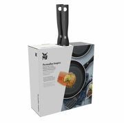 Verpackung des WMF PermaDur Inspire Pfannensets mit zwei Pfannen und einem Wender, perspektivisch von vorne rechts fotografiert.