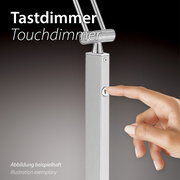 Nahaufnahme einer LED-Stehleuchte mit Tastdimmer, eine Hand berührt den Dimmerknopf.