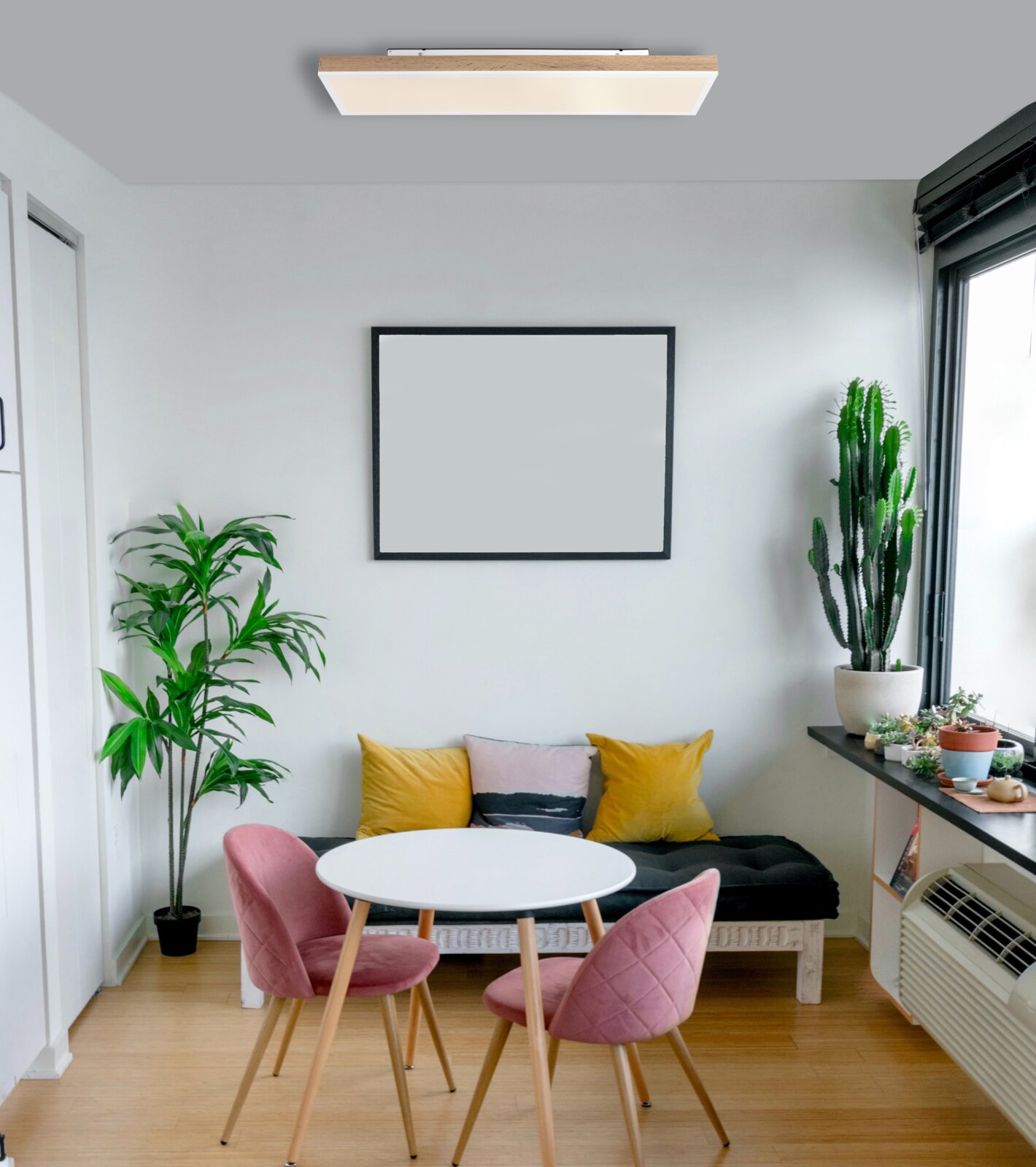 Moderne Deckenleuchte in einem stilvollen Wohnzimmer, aus der Perspektive von unten betrachtet.
