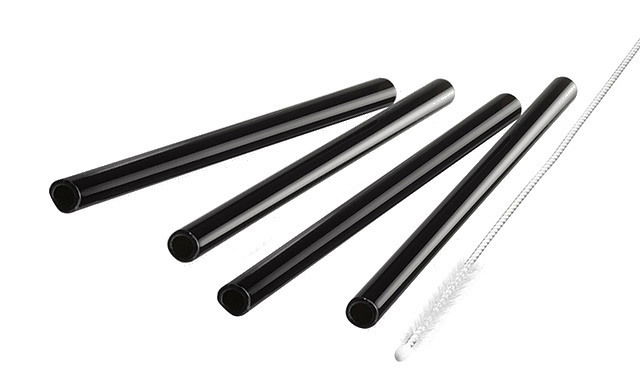 Vier schwarze Glastrinkhalme und eine Reinigungsbürste, seitliche Perspektive.